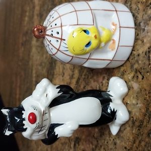 Silbester and Twitty salt and pepper shakers vintage.... 107